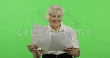 一位老年妇女表现出惊讶、喜悦和微笑。 老奶奶。 铬键